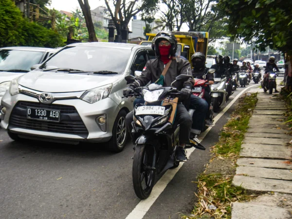 Pemudik motor melintas saat terjadi kemacetan di Jalur Nagreg, Kabupaten Bandung, belum lama ini. Foto: Dimas Rachmatsyah / Jabar Ekspres