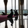 Sejumlah pemudik melaksanakan ibadah shalat di Masjid Babussalam saat arus mudik di Kabupaten Garut, Minggu (30/3). Foto: Dimas Rachmatsyah / Jabar Ekspres
