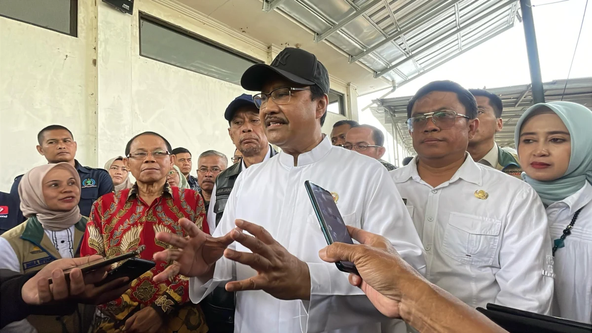 Menteri Sosial (Mensos) Saifullah Yusuf saat ditemui di Kantor Desa Cangkuang Wetan, Kabupaten Bandung, Jumat (7/3/2025). Foto Agi