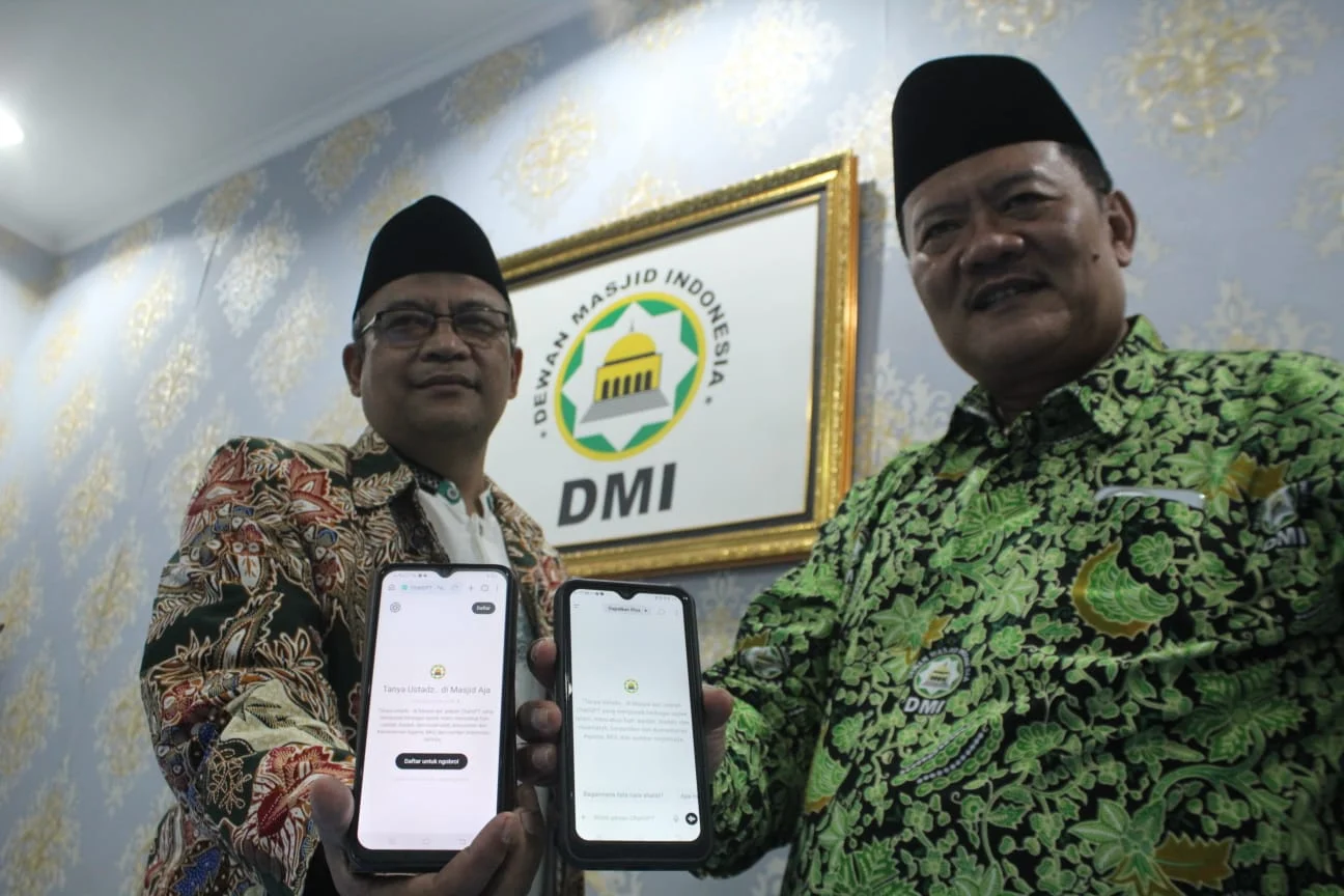 Sekretaris PW DMI Jabar Lutfi Hermawansyah (kanan) menunjukkan platform Tanya Ustadz Aja