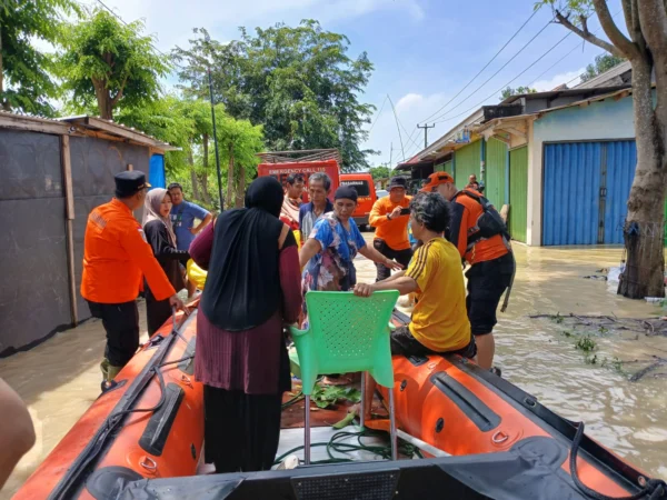 Proses evakuasi korban terseret arus banjir yang ditemukan meninggal dunia di wilayah Desa Mulya Jaya, Kecamatan Teluk Jambe Barat, Kabupaten Karawang, Jawa Barat. (Kantor SAR Bandung for Jabar Ekspres)