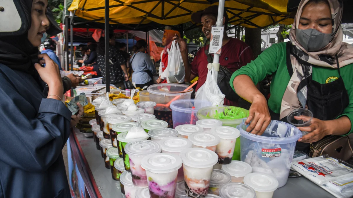 Warga membeli berbagai hidangan takjil saat bulan ramadhan di Pasar Takjil Pusdai, Kota Bandung, Selasa (4/3). Foto: Dimas Rachmatsyah / Jabar Ekspres