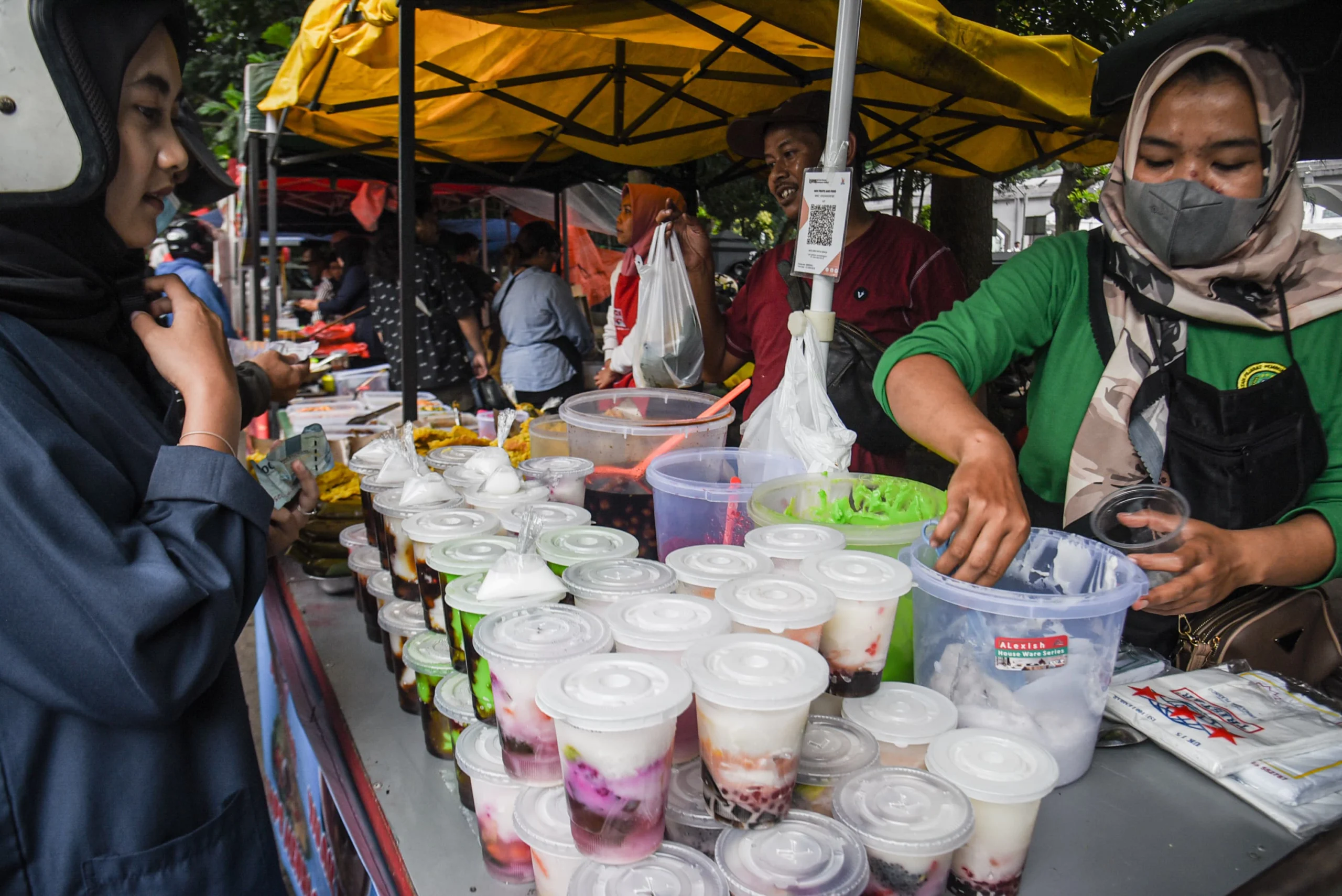 Warga membeli berbagai hidangan takjil saat bulan ramadhan di Pasar Takjil Pusdai, Kota Bandung, Selasa (4/3). Foto: Dimas Rachmatsyah / Jabar Ekspres