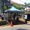 Petugas saat memperbaiki pipa air yang bocor di wilayah Pamongkoran Kota Banjar, Rabu (26/3/2025). (istimewa)