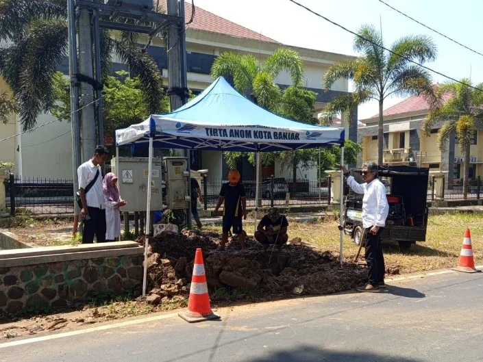 Petugas saat memperbaiki pipa air yang bocor di wilayah Pamongkoran Kota Banjar, Rabu (26/3/2025). (istimewa)