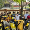 Gubernur Jawa Barat Dedi Mulyadi memberikan arahan langsung kepada petugas kebersihan