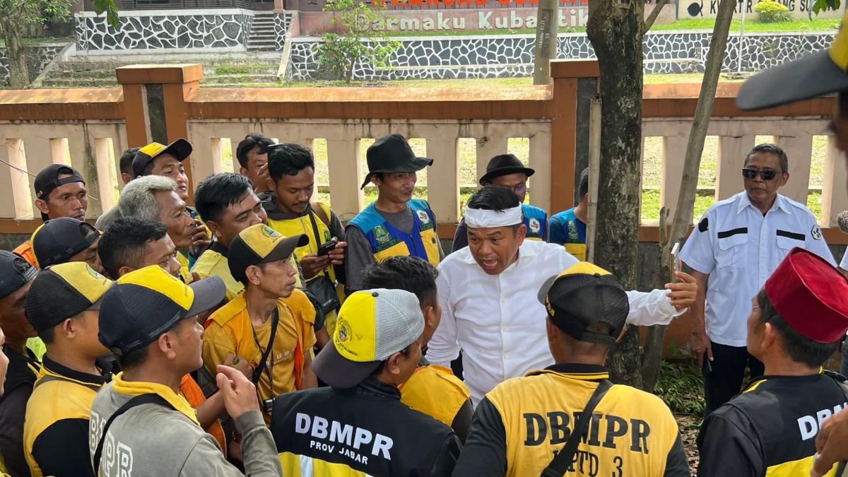 Gubernur Jawa Barat Dedi Mulyadi memberikan arahan langsung kepada petugas kebersihan
