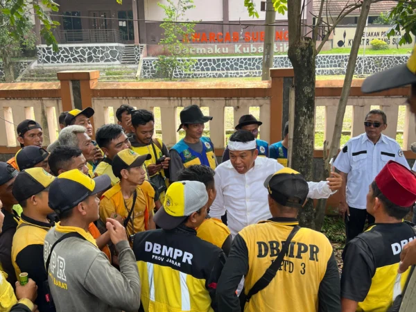 Gubernur Jawa Barat Dedi Mulyadi memberikan arahan langsung kepada petugas kebersihan
