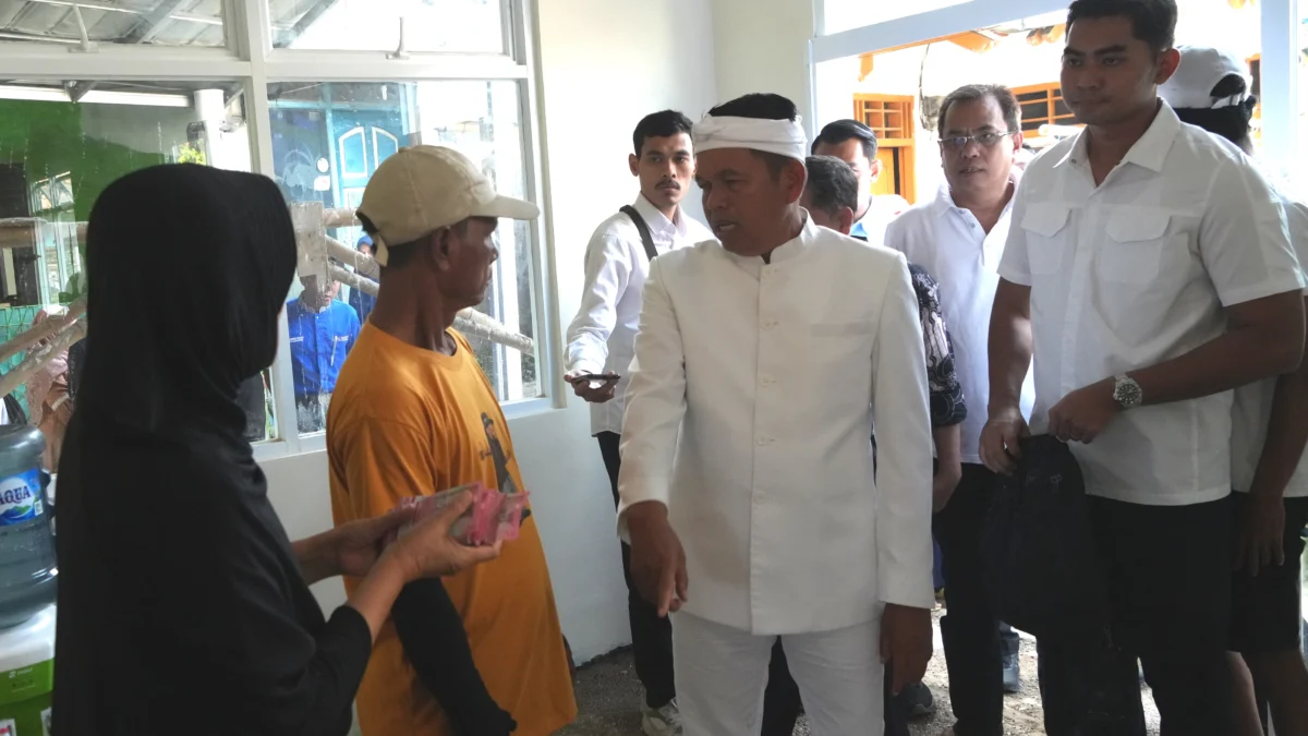 Gubernur Jawa Barat, Dedi Mulyadi saat menemui masyarakat untuk menghentikan penggalangan dana di jalan. (dok. Humas Jabar)