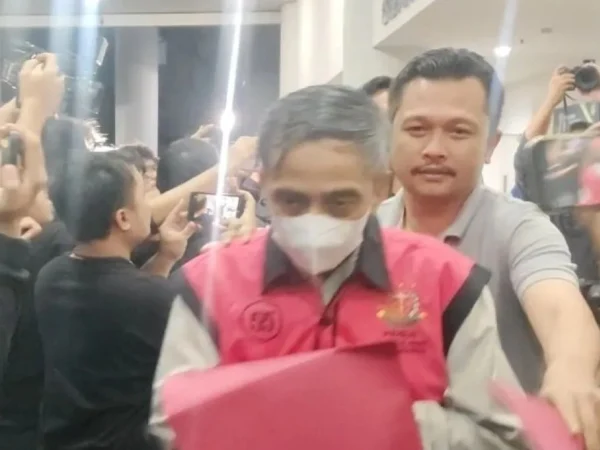 Tersangka ASB (Agam Syarif Baharuddin) saat di bawa ke mobil tahanan oleh penyidik. (foto/ANTARA)