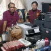 Polisi ungkap tempat pembuatan uang palsu di Bogor. (foto/ANTARA)