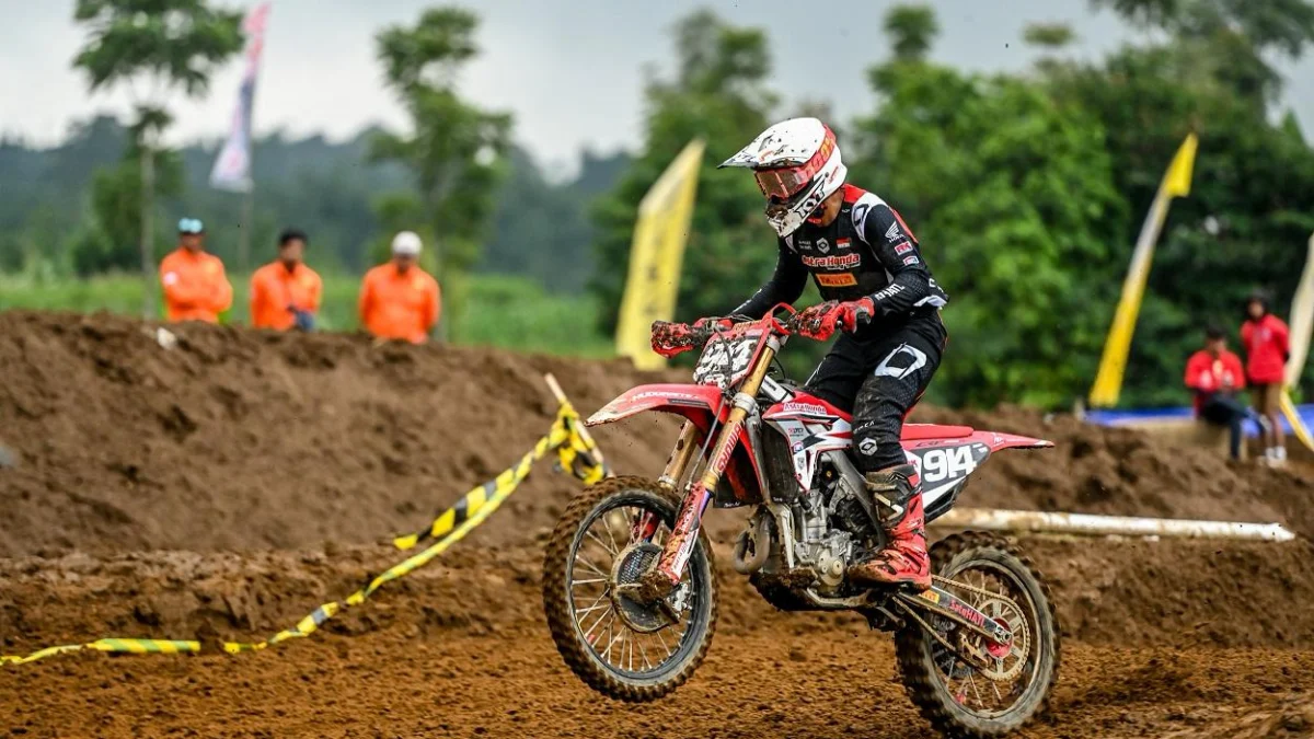 Aksi Arsenio saat menjuarai Kejurnas Motocross 2025