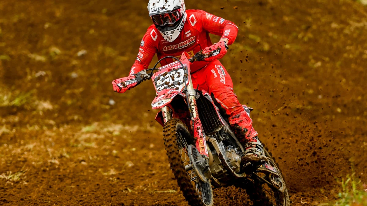 Aksi Arsenio Al Ghifari, dalam kerjurnas Motocross di Wonosobo, Minggu (13/4)