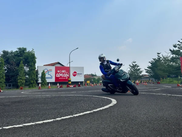 Trik aman berkendara saat ingin Bermanuver di Tikungan.