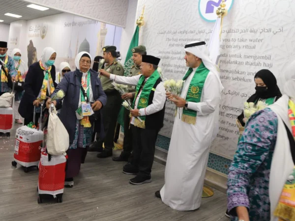 Ilustrasi peserta haji tengah berjalan melaksanakan ibadah haji. (foto: Kementerian Agama RI)