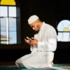 ILUSTRASI membaca Dzikir setelah sholat fardhu sesuai dengan tuntunan, (freepik)