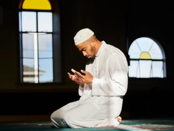 ILUSTRASI membaca Dzikir setelah sholat fardhu sesuai dengan tuntunan, (freepik)