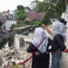 Sejumlah warga melihat kondisi sebuah rumah yang ambruk akibat pergerakan tanah di kawasan Gunung Batu, Kecamatan Cicendo, Kota Bandung, Rabu (9/4). Foto: Dimas Rachmatsyah / Jabar Ekspres