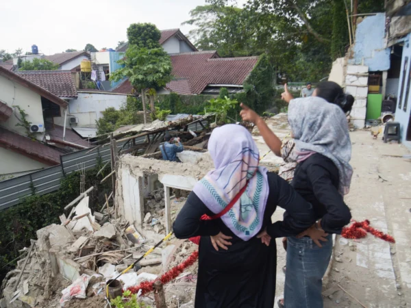 Sejumlah warga melihat kondisi sebuah rumah yang ambruk akibat pergerakan tanah di kawasan Gunung Batu, Kecamatan Cicendo, Kota Bandung, Rabu (9/4). Foto: Dimas Rachmatsyah / Jabar Ekspres