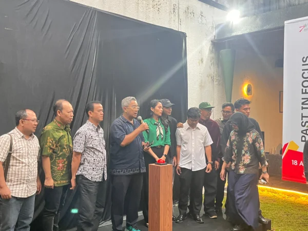 Wali Kota Bandung, Muhammad Farhan saat meresmikan logo Asia Afrika Youth Forum (AAYF) 2025
