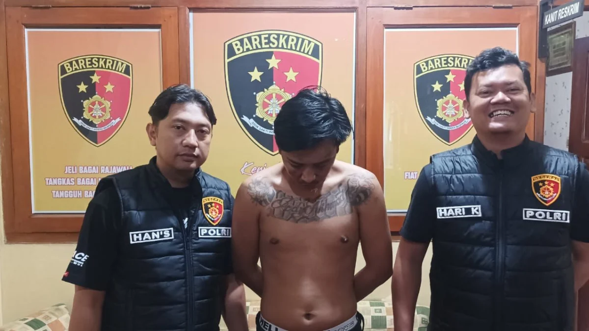 Polsek Pameungpeuk Polresta Bandung berhasil mengamankan seorang pria berinisial JAP (26), warga Banjaran, Kabupaten Bandung, yang diduga melakukan pemerasan dan pengancaman terhadap sebuah bus pariwisata menggunakan senjata tajam. Foto Istimewa