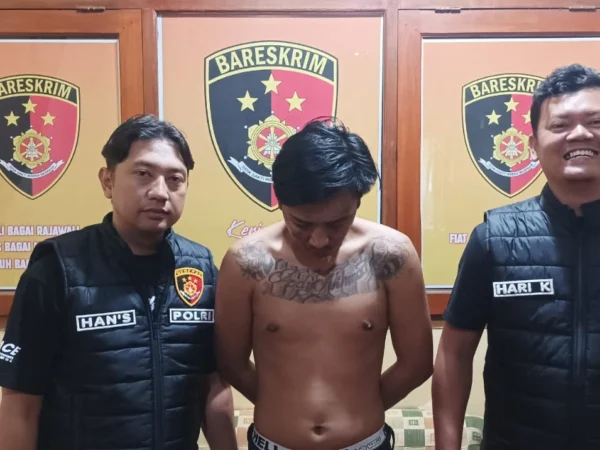 Polsek Pameungpeuk Polresta Bandung berhasil mengamankan seorang pria berinisial JAP (26), warga Banjaran, Kabupaten Bandung, yang diduga melakukan pemerasan dan pengancaman terhadap sebuah bus pariwisata menggunakan senjata tajam. Foto Istimewa