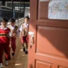 Ilustrasi: Siswa SD di Kota Bandung berjalan menuju ruang kelas. Foto: Dimas Rachmatsyah / Jabar Ekspres