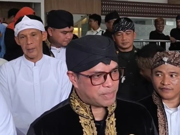 Radya Anom saat memberikan keterangan kepada wartawan di Gedung Sekretariat Daerah Kabupaten Bogor, pada Senin (21/4/2025). Foto: Regi