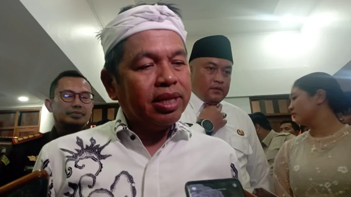 Ilustrasi Gubernur Jabar Dedi Mulyadi saat memberikan keterangan kepada wartawan. (Dok. Jabar Ekspres)