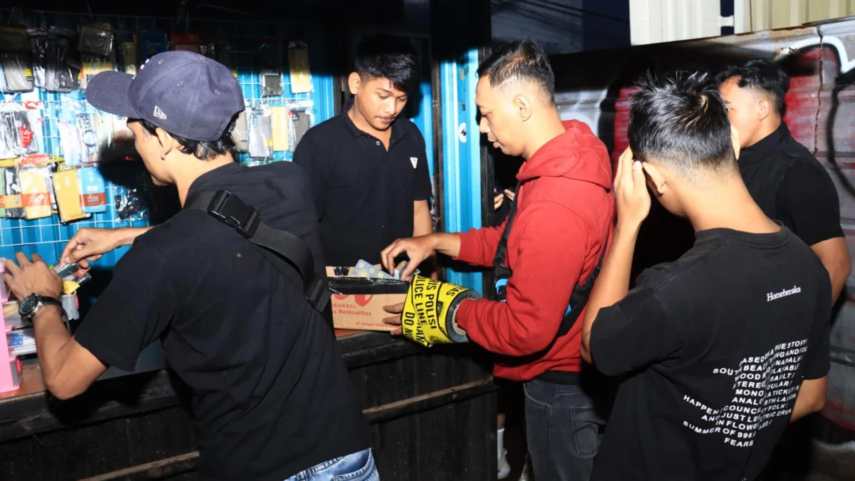 Isti. Satnarkoba Polrestabes Bandung saat grebek sebuah kios semi permanen di wilayah Tamansari yang kerap menjual obat terlarang. Foto. Humas Polrestabes Bandung.