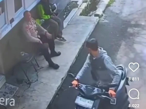 Ist. Tangkap layar rekaman cctv dugaan aksi pencurian terhadap sepeda motor milik ojol di Kecamatan Kiaracondong, Kota Bandung. Dok. Istimewa.