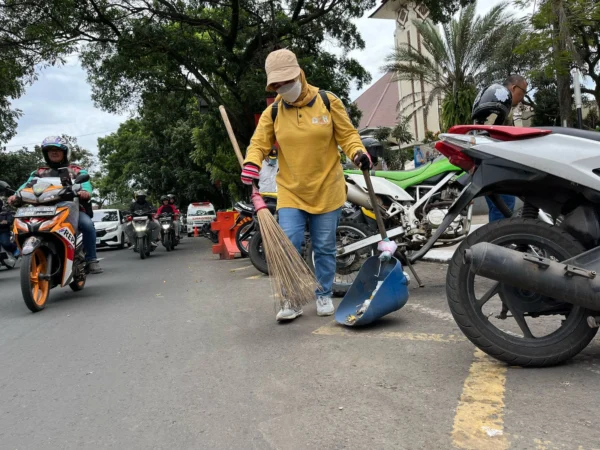 Salah Satu Petugas Kebersihan di Kawasan Alun-Alun Kota Cimahi (Mong)
