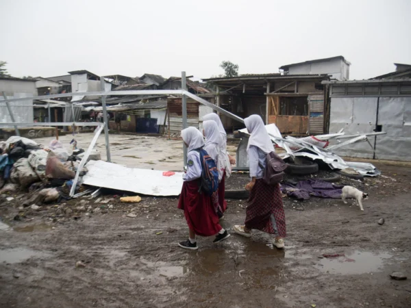 Sejumlah anak pulang dari sekolah di kawasan Sukahaji, Babakan Ciparay, Kota Bandung, Sabtu (12/4). Foto: Dimas Rachmatsyah / Jabar Ekspres