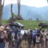 Para petani teh yang datang menggeruduk lahan perkebunan teh yang berubah alih fungsi menjadi perkebunan sayuran di Pangalengan, Kabupaten Bandung, Senin (21/4). Foto Istimewa