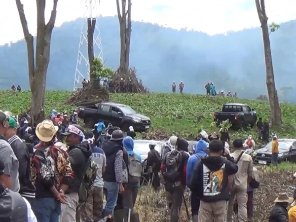 Para petani teh yang datang menggeruduk lahan perkebunan teh yang berubah alih fungsi menjadi perkebunan sayuran di Pangalengan, Kabupaten Bandung, Senin (21/4). Foto Istimewa