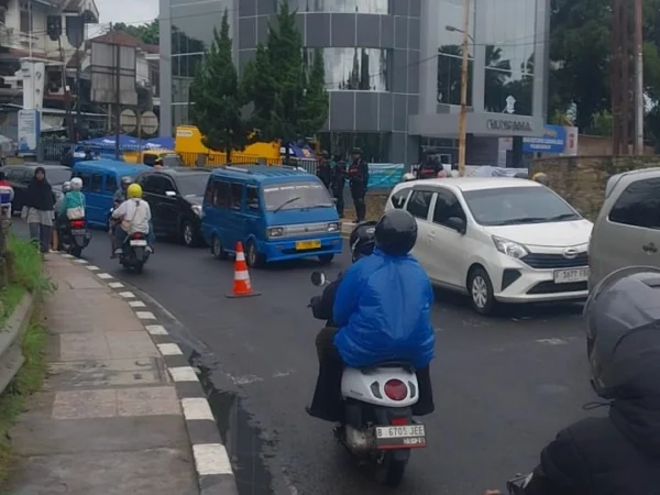 Angkot masih beroperasi di Kawasan Simpang Gadog, Bogor, pada Rabu (2/4/2025). Foto: Regi