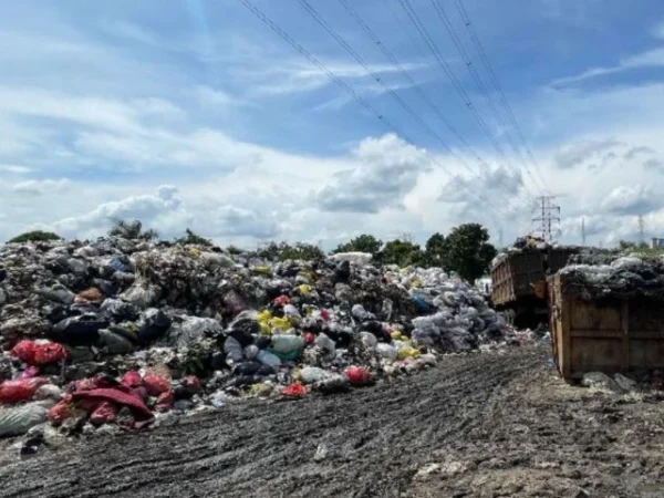 Tumpukan sampah di UPTD Kebersihan di Jalan Raya Gedong Lima Padalarang, Bandung Barat. Dok Jabar Ekspres