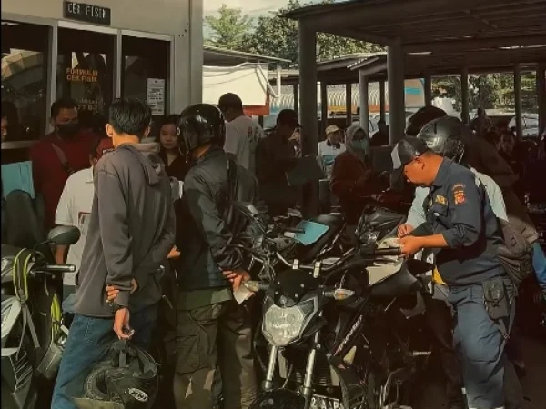 Proses cek fisik pemutihan pajak di Samsat Soekarno Hatta. (instagram @samsat_soekarnohatta)