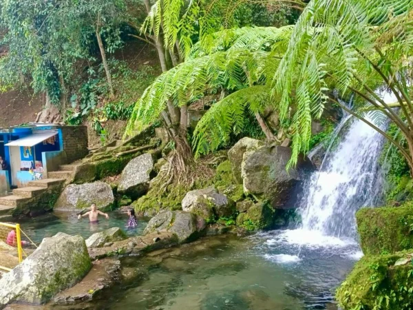 Warga habiskan waktu liburan di Wisata Alam Sindang Geulis Kahuripan di Kecamatan Cikalongwetan, Kabupaten Bandung Barat. Rabu (2/5). Dok Jabar Ekspres/Suwitno
