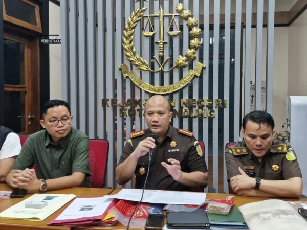 Dok. Konferensi pers Kejari Kota Bandung usai melakukan penggeledahan di Kantor PT ENM dan kediaman mantan Dirut PT MUJ pada beberapa waktu lalu. Foto. Istimewa.