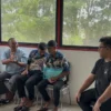 Ahmad Farid (tiga dari kiri) saat melayangkan komplain kepada perwakilan TPS Kamisama, Delta Naufal (kanan), Rabu (9/4/2025). Menurut Farid, pengelola TPS Kamisana ingkar komitmen. (Cecep Herdi/Jabar Ekspres)