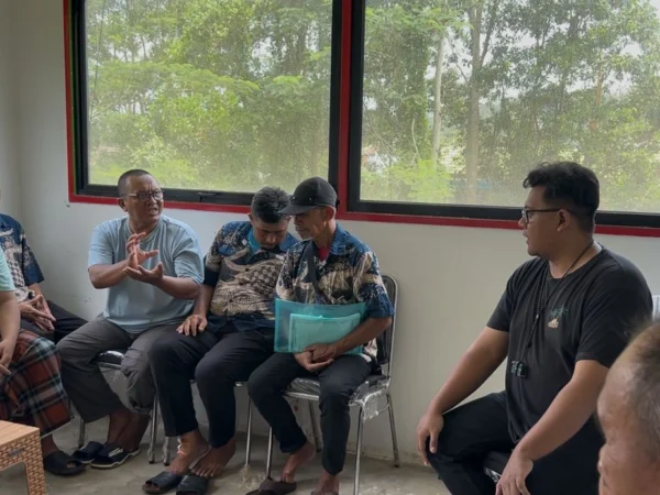 Ahmad Farid (tiga dari kiri) saat melayangkan komplain kepada perwakilan TPS Kamisama, Delta Naufal (kanan), Rabu (9/4/2025). Menurut Farid, pengelola TPS Kamisana ingkar komitmen. (Cecep Herdi/Jabar Ekspres)