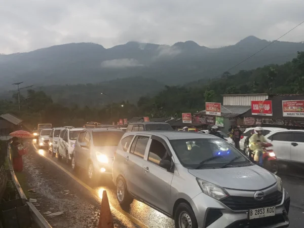 Kepadatan arus balik dari arah Kota Tasikmalaya dan sekitarnya menuju Kota Bandung, di Jalur Lingkar Gentong, pada Jumat (4/4) sore. (Nizar/Jabar Ekspres)
