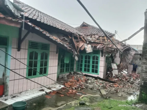 Dua atap rumah di Kampung Gantungan, Desa Jayamekar, Kecamatan Padalarang, Bandung Barat ambruk seusai diterjang hujan deras disertai angin kencang. Jumat (18/4). Dok BPBD KBB
