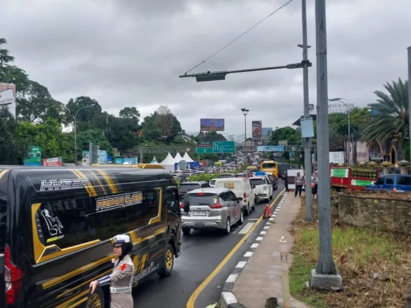 Situasi arus lalu lintas Simpang Gadog, Bogor, pada Rabu (2/4/2025). Foto: Regi