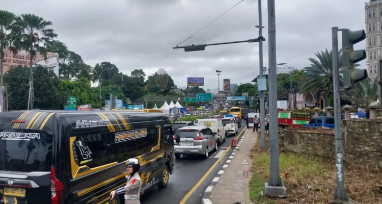 Situasi arus lalu lintas Simpang Gadog, Bogor, pada Rabu (2/4/2025). Foto: Regi