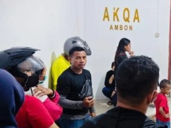 Member Aplikasi AKQA yang panik mendatangi leadernya.