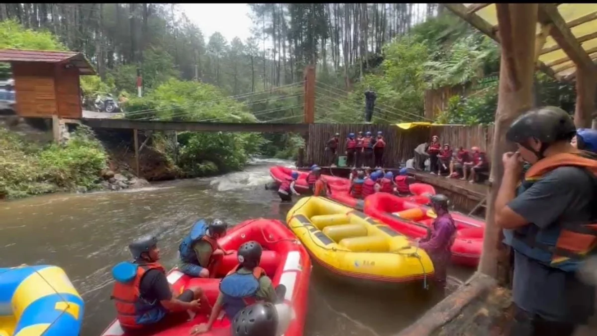 MENAKJUBKAN: Wisatawan saat menikmati libur Lebaran tahun 2025 di Arung Jeram Sungai Palayangan Cileunca, Pangalengan.