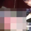 Tim inafis Polres Ciamis saat mengevakuasi mayat wanita di kamar kos di Ciamis yang dibungkus selimut pada Kamis (17/4/2025) malam. (Tangkapan layar)