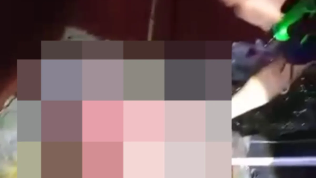 Tim inafis Polres Ciamis saat mengevakuasi mayat wanita di kamar kos di Ciamis yang dibungkus selimut pada Kamis (17/4/2025) malam. (Tangkapan layar)
